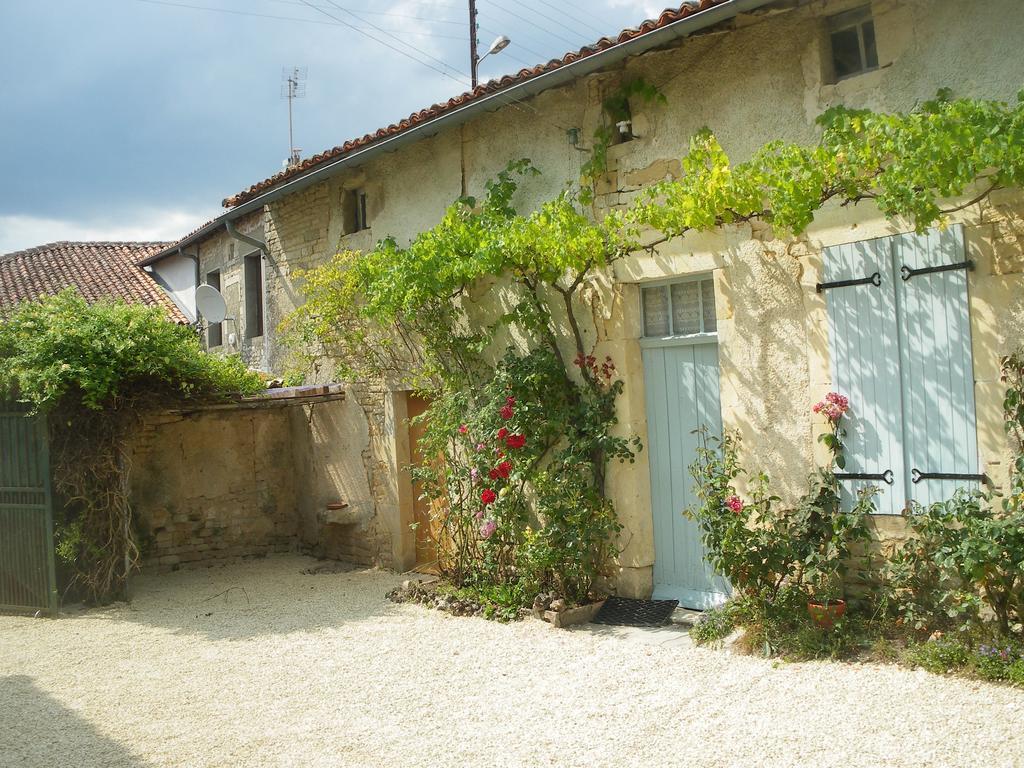 La Cour Bed & Breakfast Villefagnan Rom bilde